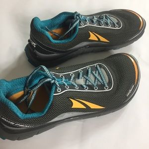 Altra Foot Shape Zero Drop Lone Peak 2.5 Abound